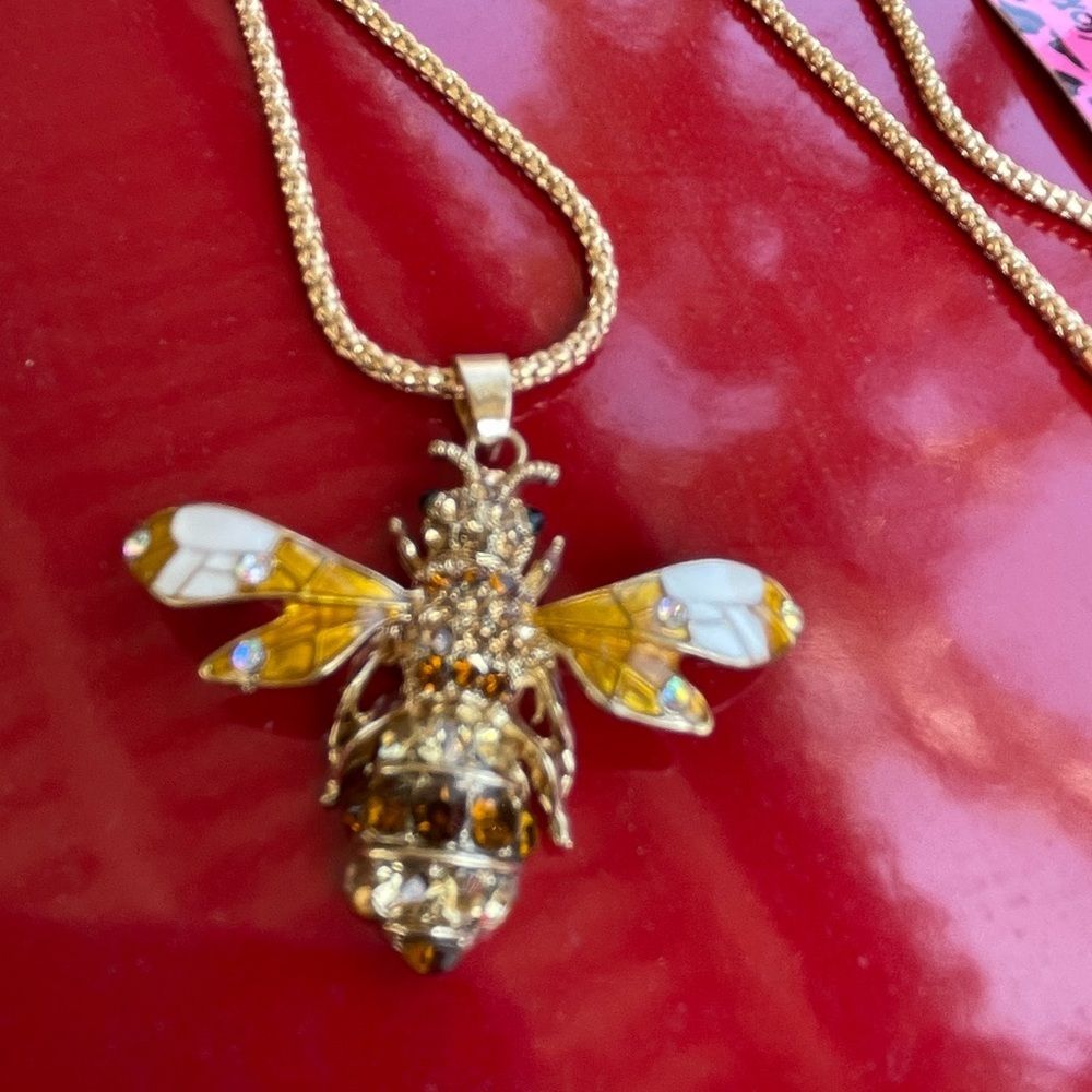 Golden bumblebee necklace 🐝
